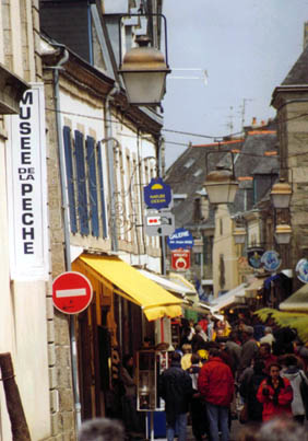 La grande rue de Concarneau (vielle ville) Bretagne  France